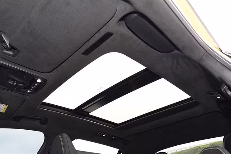 Nhìn từ bên hông, Lynk &amp; Co 01 sở hữu những đường nét uyển chuyển với hai đường gân dập nổi hướng lên trên. Cột D có xu hướng dốc xuống rõ rệt khiến xe trông thời trang hơn. Xe còn có thêm màu sơn mới là xanh Bóng Đêm (Night Shadow Blue). Phía sau xe, mẫu SUV này sử dụng cụm đèn hậu dạng xuyên suốt với thiết kế dọc ở hai bên, kết hợp với hệ thống ống xả kép bên dưới, tạo hiệu ứng thị giác đa lớp ấn tượng.