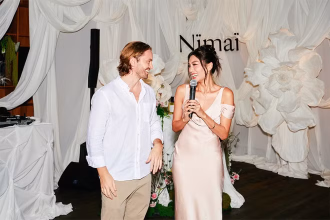 Trước đó, vào tháng 8, Thảo Nhi Lê từng hé lộ mối quan hệ này khi chia sẻ câu chuyện tình yêu kéo dài hơn 1,5 năm. Cô cho biết cả hai gặp nhau ban đầu với tư cách đối tác, sau đó trở thành bạn bè rồi dần nảy sinh tình cảm. "Chúng tôi không phải yêu từ cái nhìn đầu tiên. Mọi thứ được xây dựng từ sự tôn trọng, niềm tin và những hành động nhỏ hàng ngày", người đẹp từng nói.