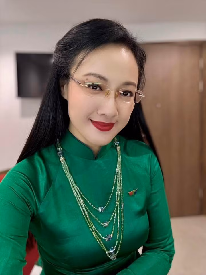 BTV Hoài Anh mỗi lần xuất hiện trên truyền hình đều khiến khán giả yếu mến bởi lối dẫn duyên dáng cùng gu thời trang thanh lịch với áo dài truyền thống nhiều màu sắc. Lúc nữ BTV chọn áo dài màu xanh nhẹ nhàng.