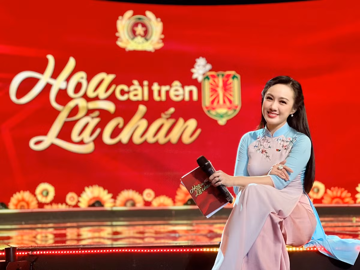 Phải thừa nhận rằng, cách BTV Hoài Anh chọn áo dài mỗi khi lên sóng đều trở thành điểm nhấn để người xem chú ý.