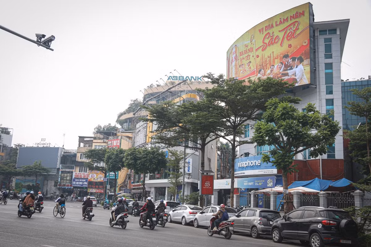 Hàng loạt tấm biển quảng cáo cỡ lớn che kín mặt tiền của các căn nhà dọc ngã 5 Ô Chợ Dừa, che chắn hầu hết không gian thoát hiểm, cứu hỏa,...