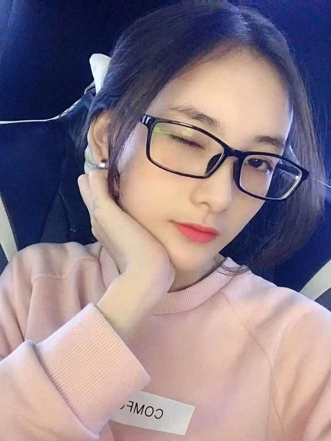 Là nữ streamer PUBG xinh đẹp, dễ thương, đồng thời là fan thân thiết với các streamer Team Refund, DiTi không ít lần cống hiến những buổi streamer vui vẻ, những lần lên sóng cực hài hước cho người xem.
