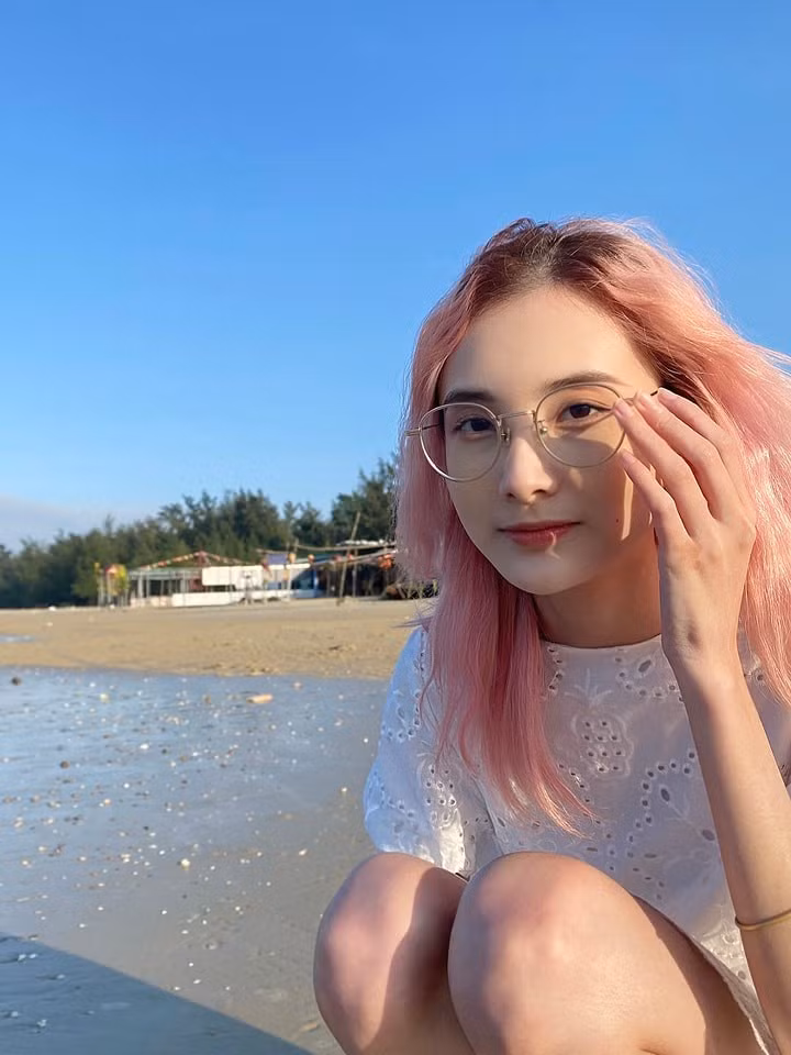 DiTi tên đầy đủ là Lê Thị Diệu Tịnh, cô nàng gây chú ý với nhan sắc xinh đẹp và giọng nói khá đặc trưng trên sóng livestream.