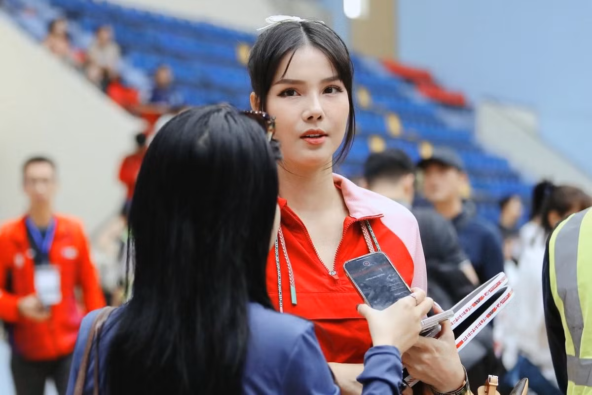 Kỳ Hân cũng cho biết bản thân rất yêu thích pickleball, môn thể thao kết hợp giữa tennis, cầu lông và bóng bàn vì sự nhẹ nhàng, linh hoạt và phù hợp với người không chuyên. Tuy nhiên, sự cố lần này là lời nhắc nhở quan trọng về việc khởi động kỹ càng và có thể lực phù hợp trước khi chơi thể thao, kể cả với những môn tưởng chừng như không quá khắt khe về vận động.