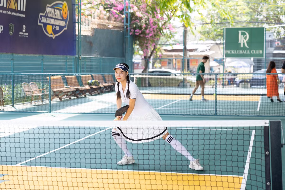 Kỳ Hân chia sẻ, dù chặng đường phía trước vẫn còn dài và vết sẹo chưa thể mờ đi ngay, nhưng cô luôn biết ơn vì mình đã vượt qua giai đoạn khó khăn nhất. Người đẹp cũng không quên nhắn nhủ mọi người chú ý khởi động kỹ trước khi chơi thể thao để tránh chấn thương nghiêm trọng.