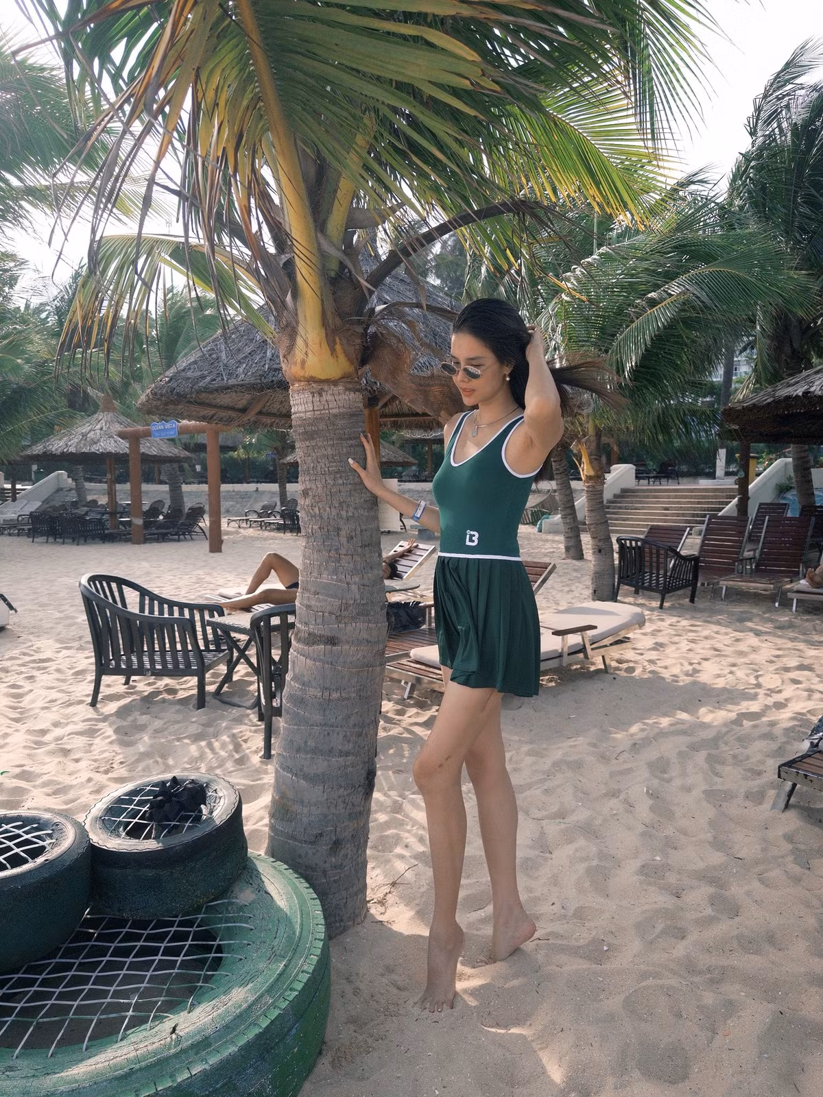 Mới đây Kỳ Hân cùng với chồng con có kỳ nghỉ tại Bình Định. Mặc dù vẫn chưa thể đi lại bình thường nhưng vợ cầu thủ Mạc Hồng Quân vẫn gây chú ý với đôi chân dài thon thả từng là "cần câu cơm" của nữ người mẫu sinh năm 1995.