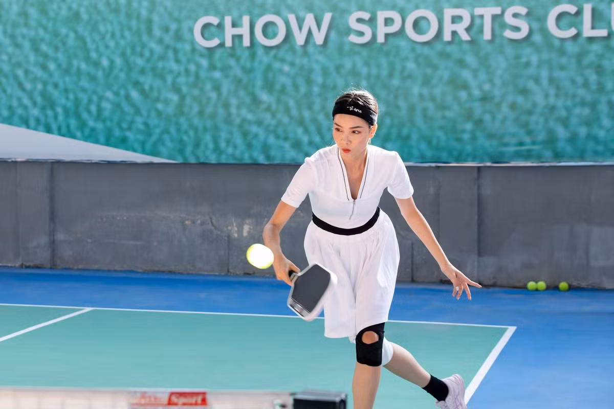 Vết sẹo do phẫu thuật chạy dọc bên đùi khiến Kỳ Hân tự ví von vui rằng mình như có “7 bé rết” bám trên chân.