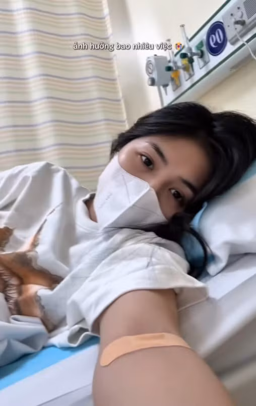 Cụ thể, Quỳnh Alee đã chia sẻ về quãng thời gian cuối năm vất vả, miệt mài "chạy job" khiến cơ thể suy nhược. Chính vì thế mà nữ TikToker đã phải nhập viện nhiều lần. Trong video, những chi tiết quen thuộc của phòng bệnh như rèm, dây truyền dịch, thiết bị y tế... vô tình trở thành tâm điểm chú ý.