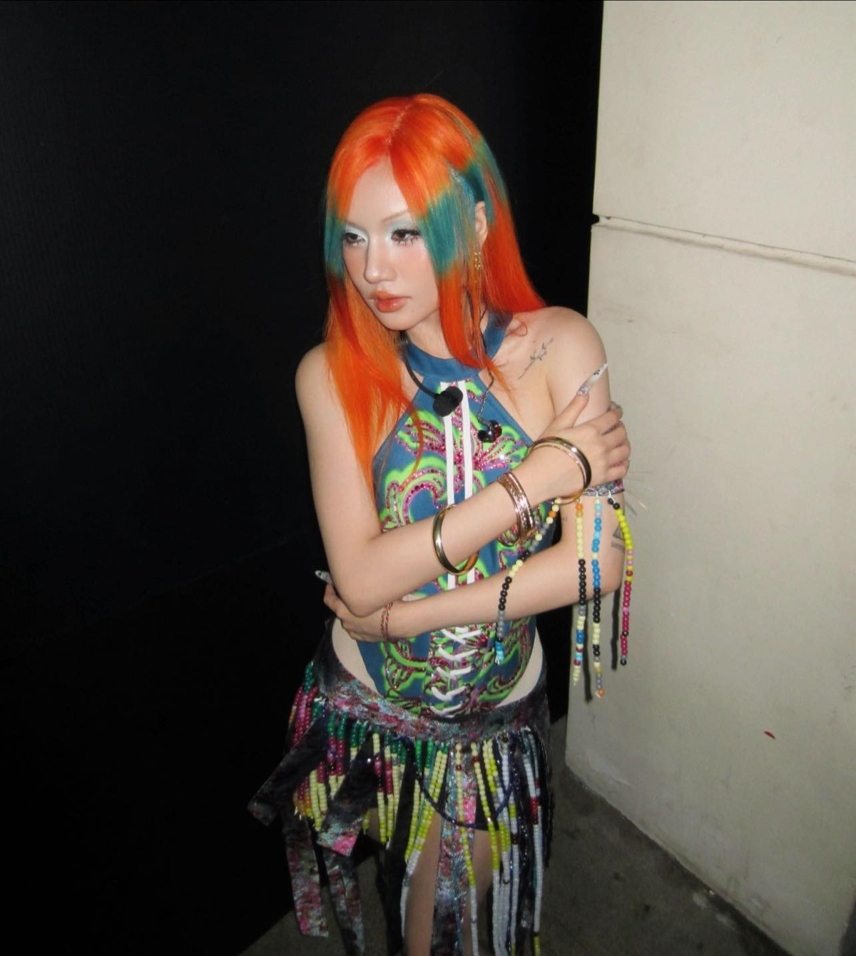 Với nhan sắc xinh đẹp, body “miễn chê”, cá tính đậm nét cùng tài năng sáng tác và rap nổi bật, Saabirose đang được đánh giá là một trong những gương mặt Gen Z triển vọng của nhạc Việt. Không chỉ “đốt mắt” người xem bằng ngoại hình nóng bỏng, cô còn chinh phục khán giả bằng chính chất nghệ thuật riêng – thứ giúp cái tên Saabirose ngày càng được nhắc đến nhiều hơn trên bản đồ âm nhạc Việt Nam.