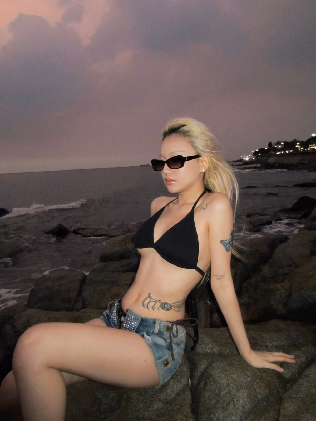 Tên tuổi của Saabirose thực sự bứt phá khi tham gia Rap Việt. Tại sân chơi này, cô gây ấn tượng mạnh với khả năng rap, chơi chữ thông minh, màu giọng lạ cùng phong cách biểu diễn cuốn hút. Đặc biệt, cô từng được Suboi giành về đội bằng nón vàng – khoảnh khắc được xem là cột mốc đáng nhớ trong hành trình nghệ thuật của nữ rapper Gen Z.