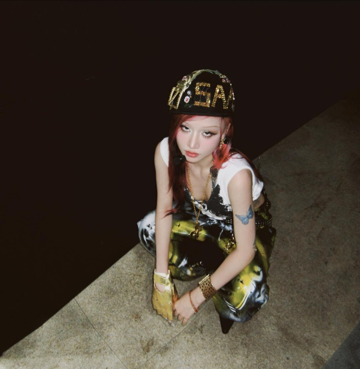 Ở đời sống cá nhân, Saabirose theo học khoa Thanh nhạc tại Nhạc viện TP.HCM, cho thấy sự đầu tư nghiêm túc cho con đường nghệ thuật lâu dài. Trên mạng xã hội, cô thường chia sẻ hình ảnh đời thường, phong cách thời trang gợi cảm nhưng không phản cảm, đúng tinh thần tự do của một nghệ sĩ trẻ.