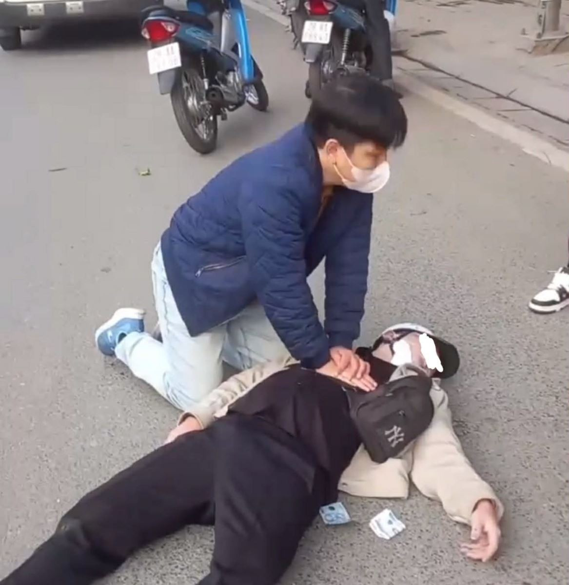 Bác sĩ Nguyễn Huy Tiến kịp thời cấp cứu nạn nhân tai nạn giao thông trên đường. Ảnh: BV