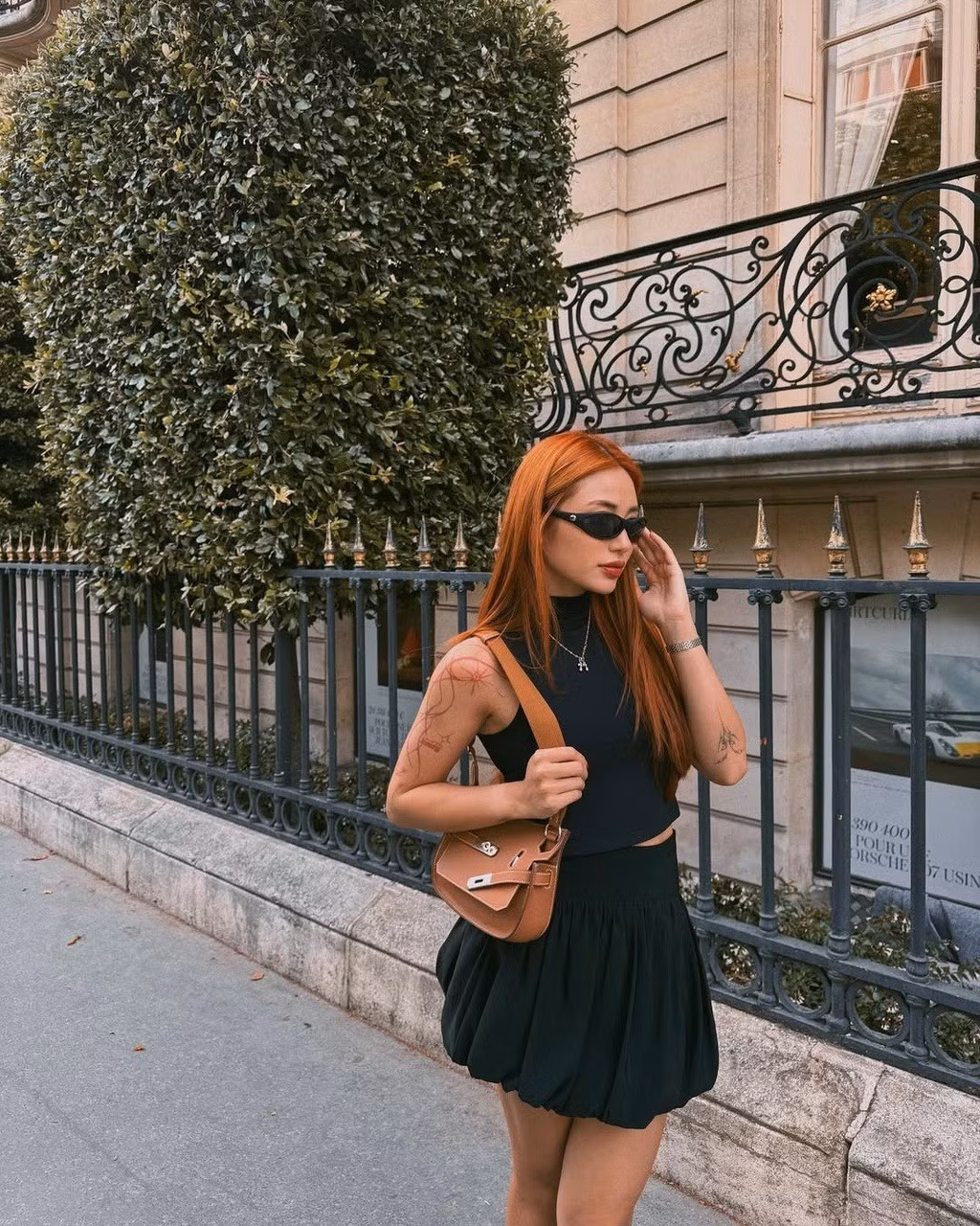 Tuy nhiên, khác với phong cách lộng lẫy, xa hoa của mẹ, "rich kid" Singapore này lại xây dựng cho mình một hình tượng trẻ trung, tươi mới và đầy năng động.