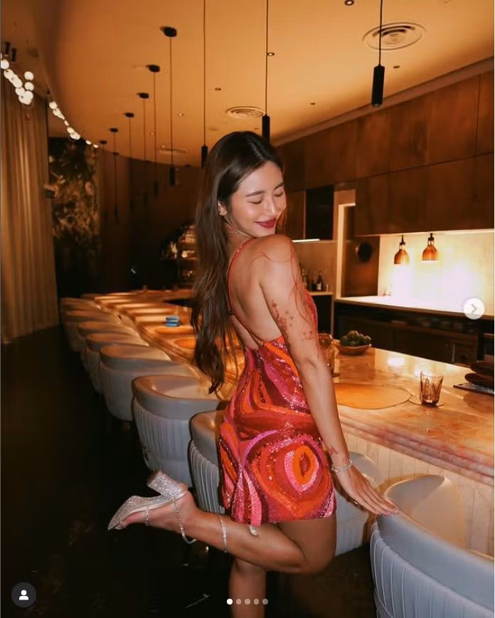 Sinh ra đã "ngậm thìa vàng", Calista Cuaca có một bệ phóng gia thế đáng mơ ước. Mẹ cô là nữ doanh nhân lừng danh Singapore Jamie Chua, người nổi tiếng toàn cầu với biệt danh "bà hoàng Hermès" nhờ sở hữu bộ sưu tập túi Hermès Birkin và Kelly đồ sộ bậc nhất thế giới. Cha cô là doanh nhân người Indonesia Nurdian Cuaca, một tỷ phú có tiếng trong giới kinh doanh.