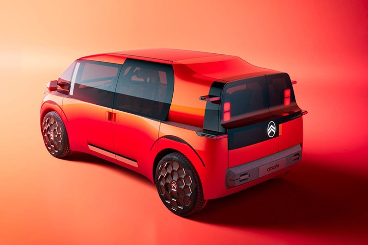 ELO có thể được xem là sự kế thừa tinh thần của ý tưởng OLI đã được giới thiệu vào năm 2022, nhưng trong khi thiết kế của OLI gần như mang hơi hướng thô ráp, thì ELO lại mang một phong cách mềm mại hơn, mà vẫn giữ được cảm giác mạnh mẽ khi nhìn vào nó.