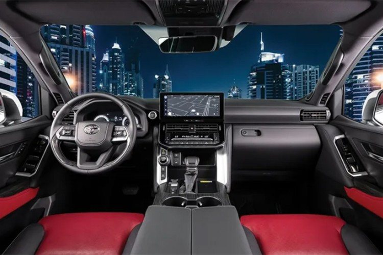 Hệ thống động cơ này sản sinh công suất lên tới 457 mã lực và mô-men xoắn cực đại 790 Nm, đi kèm hệ dẫn động 4 bánh toàn thời gian và hộp số tự động 10 cấp.