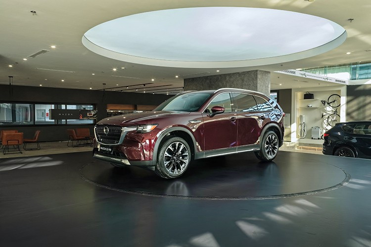 Tại sự kiện khai trương showroom Mazda Flagship đầu tiên tại Đông Nam Á ở Tp. HCM, nhà phân phối THACO đã mang 4 mẫu xe đến trưng bày, bao gồm CX-60, CX-90, CX-5 thế hệ mới và MX-5. Trong số này, mẫu SUV Mazda CX-90 là mẫu xe có kích thước lớn nhất.