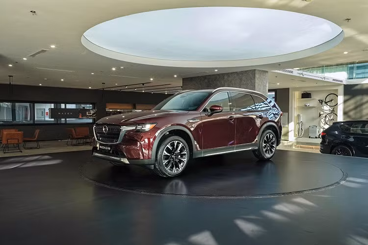 Tại sự kiện khai trương showroom Mazda Flagship đầu tiên tại Đông Nam Á ở Tp. HCM, nhà phân phối THACO đã mang 4 mẫu xe đến trưng bày, bao gồm CX-60, CX-90, CX-5 thế hệ mới và MX-5. Trong số này, mẫu SUV Mazda CX-90 là mẫu xe có kích thước lớn nhất.