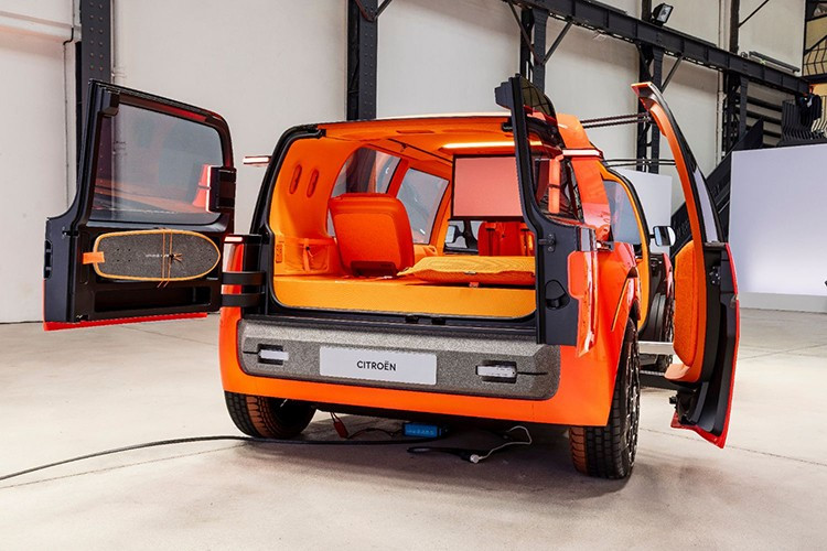 Dù bạn có tin hay không, chiếc ELO được trang bị hai tấm nệm được gấp gọn gàng trong các ngăn chứa đồ chuyên dụng ở cốp xe. Được làm từ chất liệu Dropstitch mà Decathlon sử dụng cho ván lướt sóng và ván chèo, chúng có thể được bơm hơi bằng khí nén được lưu trữ trên xe và lấy ra thông qua một vòi ở gầm xe – nhờ đó biến thành những chiếc giường đủ rộng cho hai người ngủ.