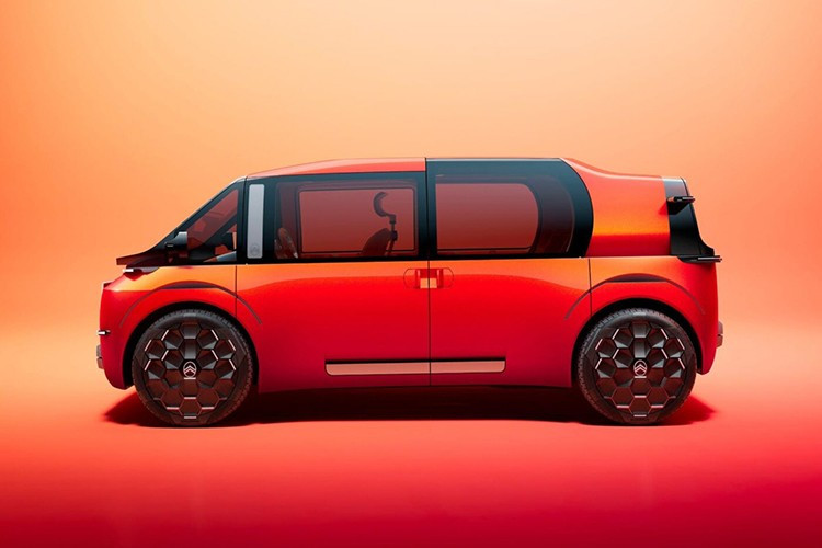 Với chiều dài 13 feet (4,1 m), chiếc xe này có kích thước tương đương với e-C3, nghĩa là nó không quá lớn. Tuy nhiên, Citroen đã khéo léo tích hợp rất nhiều tính năng và không gian vào đó, biến nó thành một sản phẩm mà ngành công nghiệp ô tô từng mơ ước nhưng không thực sự mong đợi.