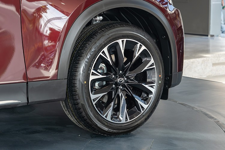 Đèn hậu của xe là loại LED kết hợp Halogen trong khi bộ mâm hợp kim phay xước 2 màu có đường kính 21 inch. Trên phiên bản tiêu chuẩn của Mazda CX-90 cũng trang bị tiêu chuẩn gạt mưa tự động và cốp sau chỉnh điện.