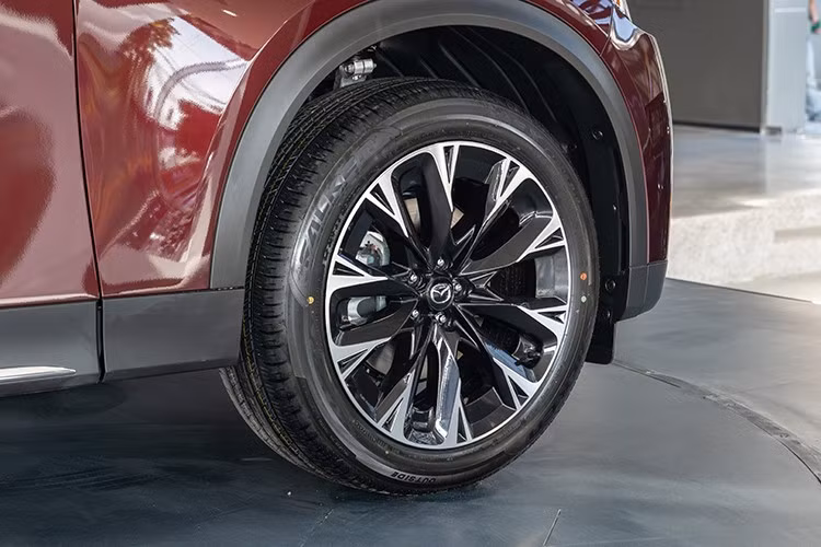 Đèn hậu của xe là loại LED kết hợp Halogen trong khi bộ mâm hợp kim phay xước 2 màu có đường kính 21 inch. Trên phiên bản tiêu chuẩn của Mazda CX-90 cũng trang bị tiêu chuẩn gạt mưa tự động và cốp sau chỉnh điện.