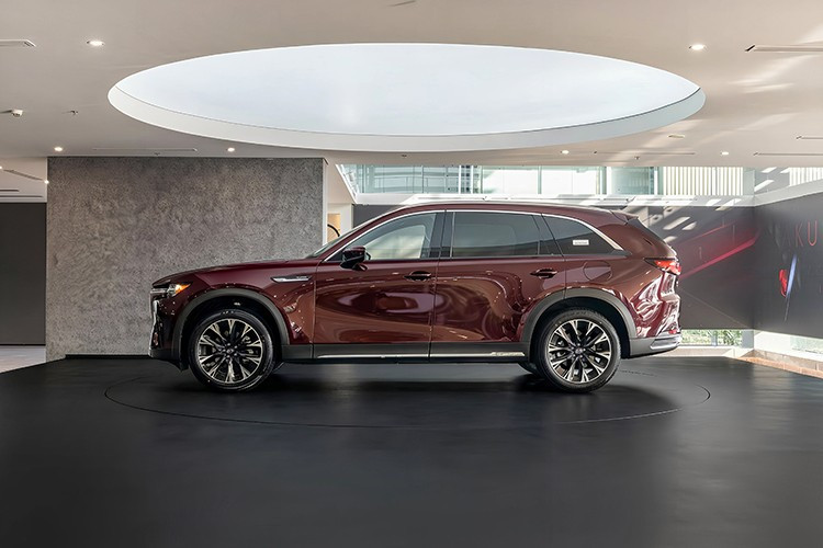 Lần đầu tiên ra mắt vào hồi tháng 2/2024, Mazda CX-90 nằm trong phân khúc SUV cỡ lớn, cạnh tranh với Hyundai Palisade ở Việt Nam. Xe sở hữu kích thước dài x rộng x cao lần lượt là 5.120 x 1.994 x 1.745 mm, chiều dài cơ sở 3.120 mm, khoảng sáng gầm 203 mm và bán kính vòng quay tối thiểu 5,9 m.
