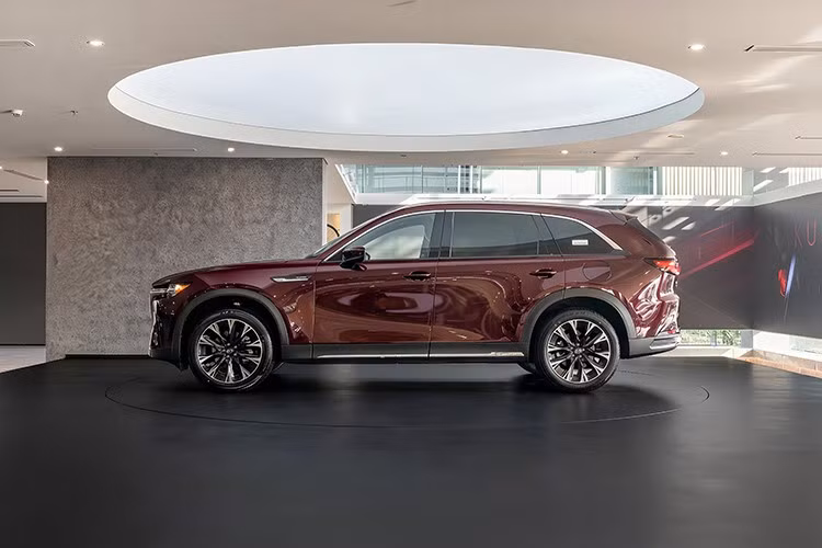 Lần đầu tiên ra mắt vào hồi tháng 2/2024, Mazda CX-90 nằm trong phân khúc SUV cỡ lớn, cạnh tranh với Hyundai Palisade ở Việt Nam. Xe sở hữu kích thước dài x rộng x cao lần lượt là 5.120 x 1.994 x 1.745 mm, chiều dài cơ sở 3.120 mm, khoảng sáng gầm 203 mm và bán kính vòng quay tối thiểu 5,9 m.