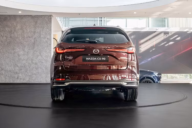 Lưới tản nhiệt của xe nối liền với cụm đèn pha LED thích ứng tự động bật/tắt, tự động điều chỉnh luồng sáng. Bên trong đèn pha còn có đèn LED định vị ban ngày hình chữ "L", tương tự đồ họa đèn hậu phía sau.