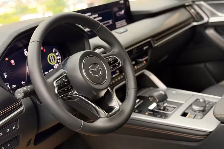 Lấy cảm hứng thiết kế từ nghệ thuật truyền thống Nhật Bản, nội thất của mẫu xe này là sự kết hợp giữa những chất liệu cao cấp như da Nappa và da lộn Leganu. Bên cạnh đó là những trang bị tiện nghi như ghế trước chỉnh điện 10 hướng/thông hơi, bảng đồng hồ kỹ thuật số toàn phần 12,3 inch...