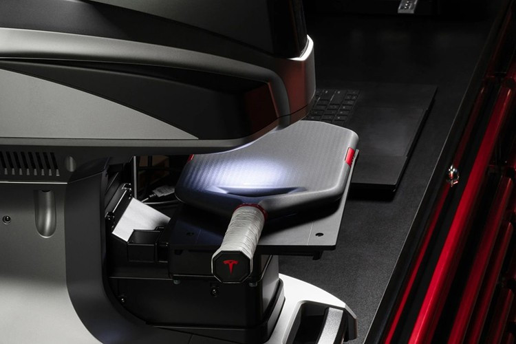 Ý tưởng về chiếc vợt đặc biệt này bắt nguồn từ cuộc gặp gỡ tại Giải vô địch Quốc gia USAP 2023. Tom Barnes, Giám đốc Nghiên cứu &amp; Phát triển của Selkirk, đã gặp gỡ đội ngũ kỹ sư của Tesla. Lấy cảm hứng từ cuộc trò chuyện này, Tom Barnes ban đầu đã tạo ra một lô vợt tùy chỉnh màu đen trắng để dành tặng riêng cho nhân viên Tesla.