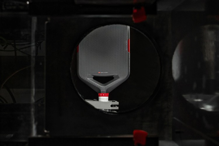 Sau một loạt các buổi chia sẻ thiết kế và thử nghiệm, các nguyên mẫu đầu tiên đã được sản xuất tại phòng thí nghiệm của Selkirk ở Idaho. Cả hai công ty đã tiến hành nhiều vòng thử nghiệm hiệu suất lặp lại để hoàn thiện sản phẩm. Vợt Pickleball Tesla Plaid mượn những yếu tố thiết kế xuất sắc từ các mẫu Selkirk trước đây, nhưng có hàng loạt công nghệ mới độc quyền.