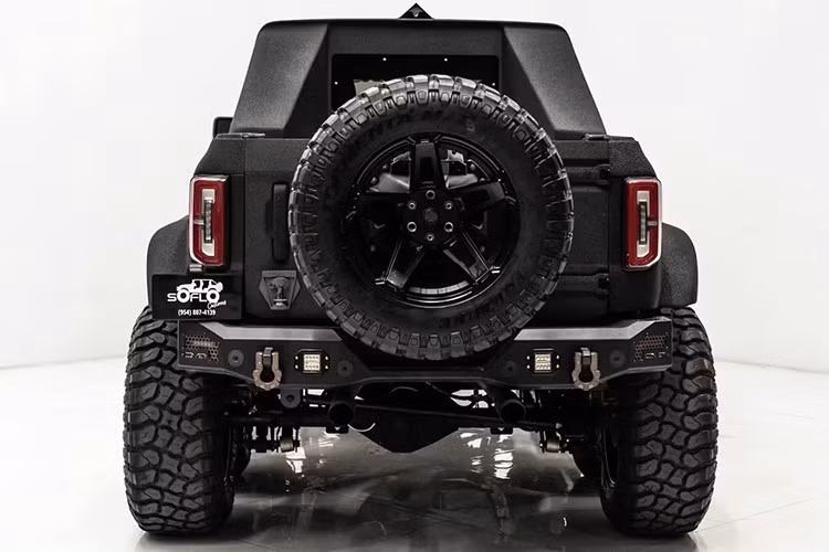 Theo hãng độ SoFlo Customs, Apocalypse Dark Horse hiện là chiếc Ford Bronco 6x6 duy nhất được sản xuất và chào bán thương mại. Mẫu xe này hướng đến nhóm khách hàng đề cao tính độc bản, khả năng vượt địa hình và sự khác biệt rõ nét.