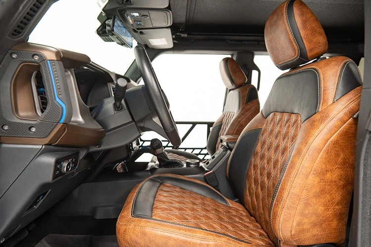 Hệ thống đèn pha Halo có khả năng đổi màu không chỉ tạo điểm nhấn công nghệ mà còn cải thiện khả năng chiếu sáng trong điều kiện địa hình phức tạp.