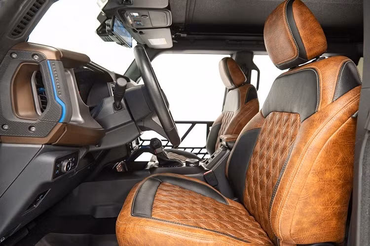 Hệ thống đèn pha Halo có khả năng đổi màu không chỉ tạo điểm nhấn công nghệ mà còn cải thiện khả năng chiếu sáng trong điều kiện địa hình phức tạp.