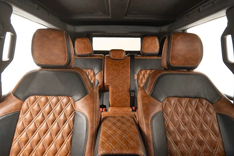 Phía sau xe là lốp dự phòng cỡ lớn gắn ngoài, cùng các chi tiết ốp hốc bánh phục vụ mục đích off-road nặng. Không gian nội thất được hoàn thiện theo hướng chống chịu thời tiết, phù hợp với các chuyến đi dài và môi trường vận hành khắc nghiệt.