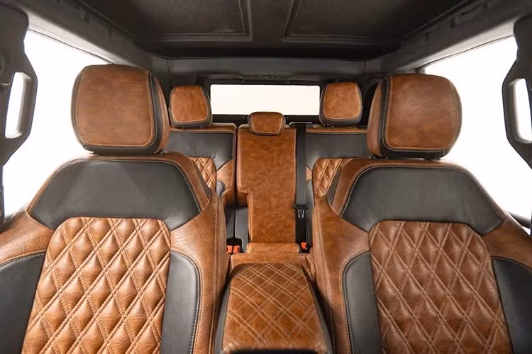 Phía sau xe là lốp dự phòng cỡ lớn gắn ngoài, cùng các chi tiết ốp hốc bánh phục vụ mục đích off-road nặng. Không gian nội thất được hoàn thiện theo hướng chống chịu thời tiết, phù hợp với các chuyến đi dài và môi trường vận hành khắc nghiệt.