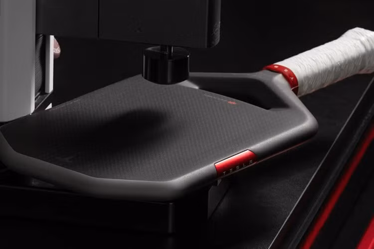 Sự kết hợp giữa Tesla và Selkirk nhằm mục đích mang những tính toán kỹ thuật tối ưu hóa hiệu suất của xe điện, đặc biệt là các yếu tố về hệ số cản và khí động học, để áp dụng vào thiết kế vợt, từ đó tối ưu hóa khả năng đánh và tốc độ vung vợt cho người chơi.