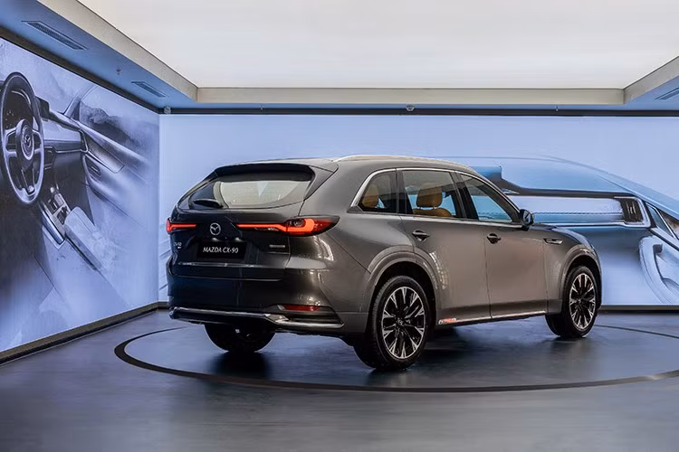 Hệ truyền động PHEV kể trên giúp mẫu xe này chỉ tiêu thụ lượng xăng 1,5 lít/100 km trên đường hỗn hợp. Nhờ cụm pin lithium-ion 17,8 kWh, xe có thể chạy được 63 km mà không cần dùng đến động cơ xăng. Hệ dẫn động 4 bánh toàn thời gian (AWD) ưu tiên dẫn động cầu sau, hệ thống treo độc lập tay đòn kép phía trước và độc lập đa liên kết phía sau cũng được trang bị cho mẫu SUV cỡ lớn này.