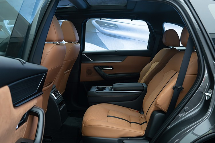 Đặc biệt, xe còn có công nghệ nhận dạng khuôn mặt Mazda Driver Personalization System. Nhờ đó, xe sẽ tự động chỉnh ghế, gương chiếu hậu, màn hình HUD và vô lăng cho phù hợp với thói quen của người lái. Hệ thống có thể lưu hơn 250 cài đặt theo sở thích của người lái, bao gồm cả âm lượng và điều hòa.