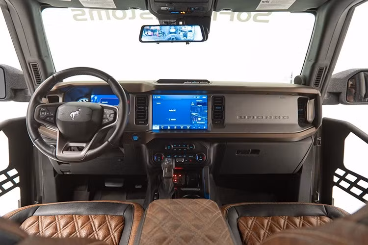 Để phù hợp với chiều cao và kích thước vượt trội, Bronco Apocalypse Dark Horse còn được trang bị bậc lên xuống bằng thép, giúp việc ra vào cabin thuận tiện hơn.