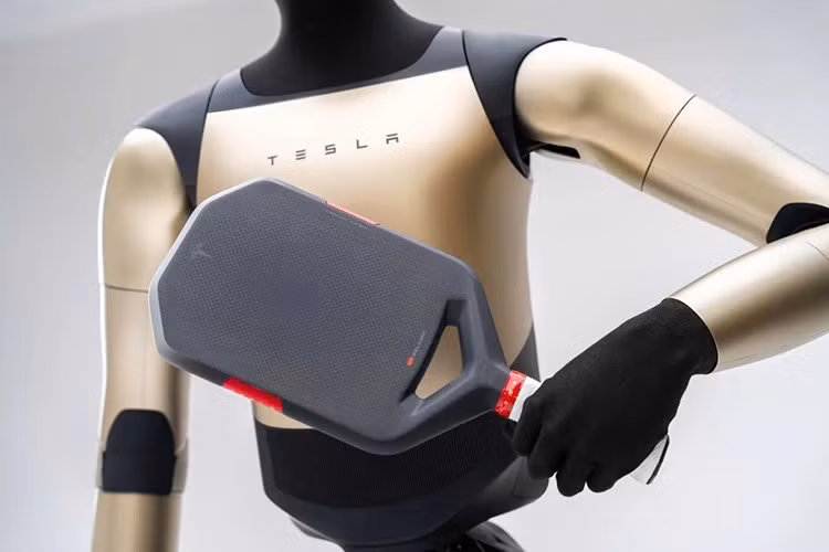 Tesla vừa khiến giới mộ điệu và cộng đồng thể thao bất ngờ khi đột ngột mở bán một sản phẩm hoàn toàn mới: mẫu vợt pickleball đặc biệt mang tên Plaid, với mức giá không hề rẻ, lên đến 350 USD (khoảng hơn 9,1 triệu đồng). Đây không chỉ là một chiếc vợt thông thường, mà là kết quả của sự hợp tác đầy tham vọng giữa gã khổng lồ ôtô điện và nhà sản xuất vợt hàng đầu Selkirk.