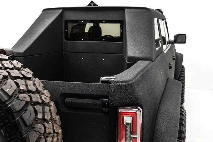 Phần đầu của xe sở hữu cản trước cỡ lớn tích hợp đèn LED trợ sáng, đi cùng nắp ca-pô Lawman thiết kế riêng, thùng tải phía sau cũng được hãng độ nhấn mạnh phong cách cơ bắp và tính thực dụng hơn.