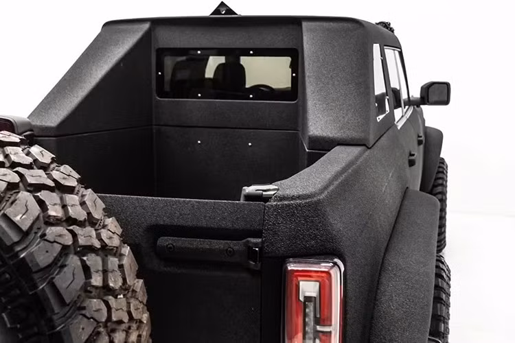 Phần đầu của xe sở hữu cản trước cỡ lớn tích hợp đèn LED trợ sáng, đi cùng nắp ca-pô Lawman thiết kế riêng, thùng tải phía sau cũng được hãng độ nhấn mạnh phong cách cơ bắp và tính thực dụng hơn.