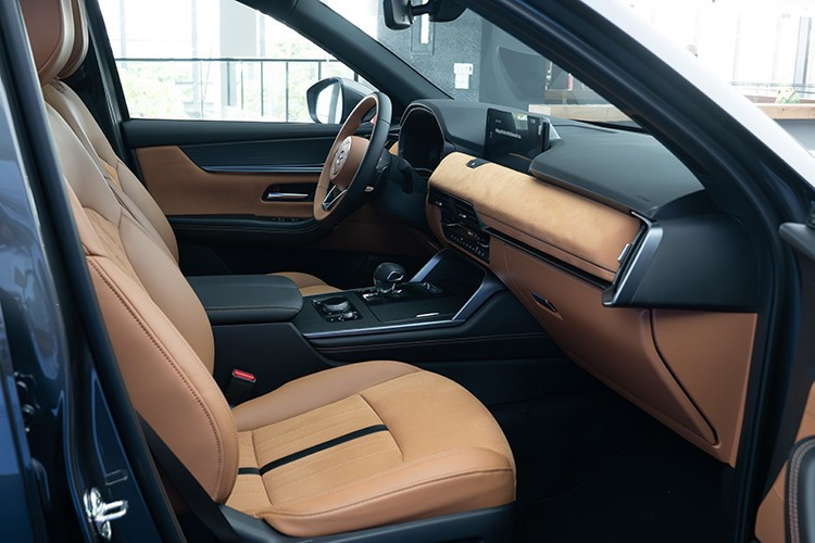 Màn hình cảm ứng trung tâm của xe cỡ 12,3 inch, hỗ trợ Apple CarPlay/Android Auto không dây, màn hình hiển thị thông tin kính lái HUD 10,4 inch, sạc điện thoại không dây, hệ thống âm thanh Bose 12 loa, cổng USB Type C, điều hòa tự động 3 vùng, hệ thống đèn viền nội thất, cửa sổ trời toàn cảnh và cửa cốp chỉnh điện tích hợp cảm biến đá cốp.