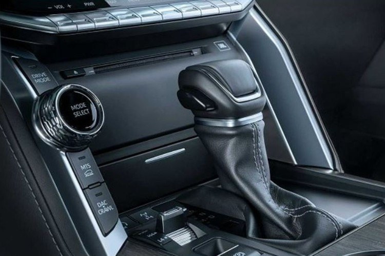 Dù Toyota Philippines chưa công bố chính thức, các dấu hiệu trên cho thấy hãng đã bắt đầu quá trình chuẩn bị ra mắt Land Cruiser 300 phiên bản hybrid điện hóa (HEV) tại thị trường nội địa.