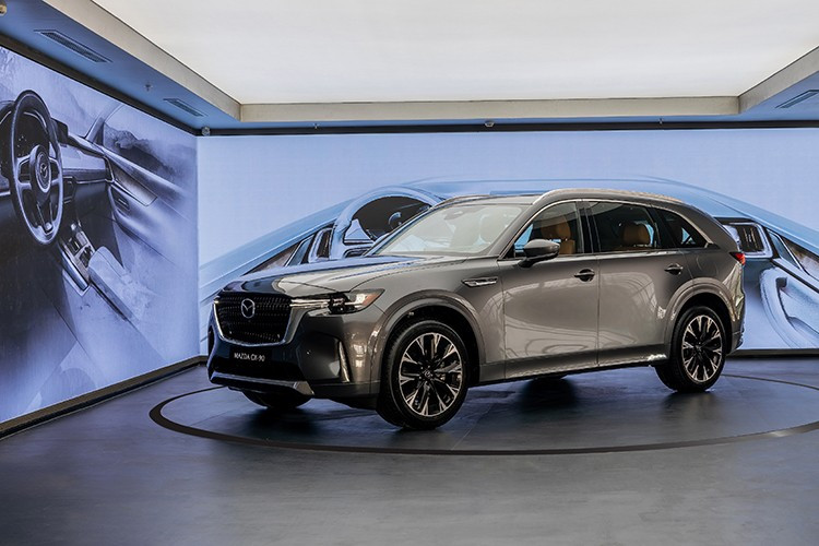 Mazda CX-90 sẽ được công bố chính thức khi mẫu xe này ra mắt và bán ra từ giữa năm 2026, dự kiến là tháng 4. Giá bán dự kiện của Mazda CX-90 sẽ hơn 2 tỷ đồng. Khi bán ra, Mazda CX-90 sẽ bổ sung lựa chọn cho phân khúc SUV 3 hàng ghế tại Việt Nam bên cạnh các mẫu xe như: Volkswagen Teramont, Ford Explorer, Hyundai Palisade, Toyota Land Cruiser Prado,...