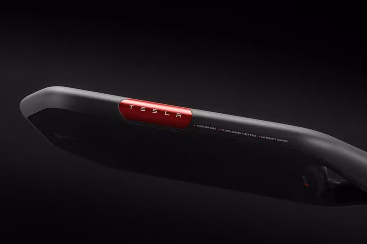 Những phát hiện sâu rộng về khí động học từ Tesla đã được chuyển hóa thành hình dáng kéo dài đặc trưng của vợt, kết hợp với chu vi không cạnh và lỗ hổng cổ vợt (một tính năng đã có trong các mẫu Selkirk trước đây nhưng được tối ưu hóa). Toàn bộ quá trình lắp ráp vợt được thực hiện tại Mỹ, và sản phẩm đã đạt chứng nhận USAP (Hiệp hội Pickleball Hoa Kỳ).