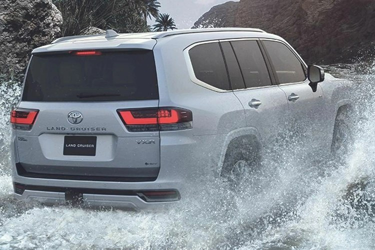 Theo dữ liệu mới công bố, mẫu xe vừa được phê duyệt sử dụng động cơ V35A 3.5L V6 tăng áp kép, nằm trong dòng động cơ Dynamic Force nổi tiếng của Toyota. Đây là loại động cơ đang được trang bị trên các mẫu cao cấp như Lexus LX 700h, kết hợp với hệ thống hybrid gồm mô-tơ điện và pin nickel-metal hydride.