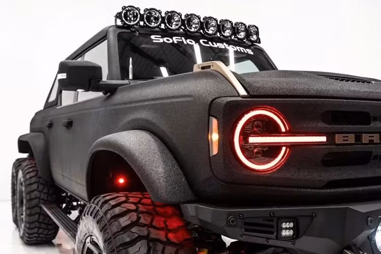 Ngoại hình của chiếc xe bán tải Ford Bronco Apocalypse Dark Horse độ này được hoàn thiện với lớp sơn đen mờ, kết hợp cùng các chi tiết thiết kế chuyên dụng cho off-road.